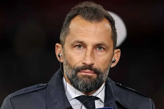 واکنش پسر مدیر بایرنمونیخ به انتقادات شدید هواداران نسبت به پدرش پای تیمتان بایستید