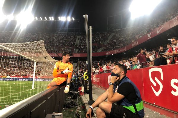 وایرال شدن گفتگوی صمیمی دروازهبان رئال مادرید با هواداران دشمن