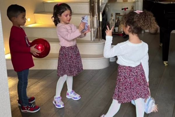 عکس گرفتن دخترهای رونالدو از همدیگر با آیفون 13 عکس