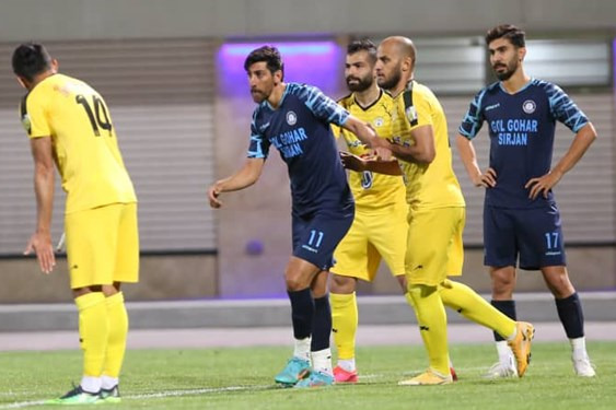 برتری شاگردان قلعهنویی مقابل فجرسپاسی در حضور تماشاگران سیرجانی عکس