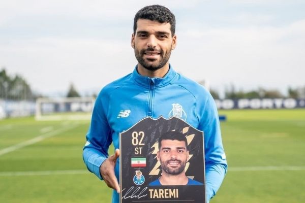 کارت فیفا در دستان مهدی طارمی عکس