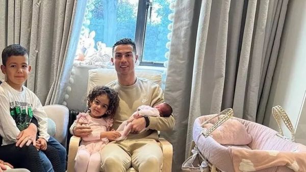  اولین عکس از دختر تازه متولد شده رونالدو در آغوش فوق ستاره پرتغالی