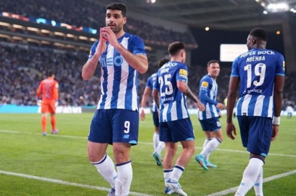 افطار طارمی در جریان بازی با اسپورتینگ عکس