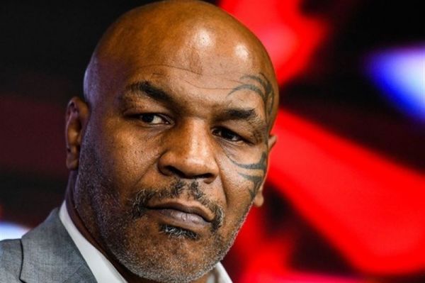  درگیری مایک تایسون با یک مسافر در هواپیما  عکس