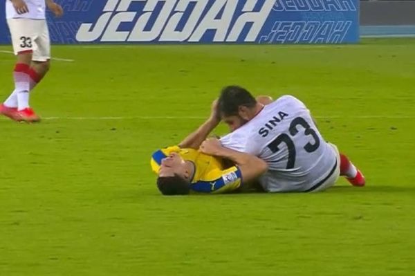 برخورد شدید بازیکن الغرافه با سینا مریدی به دور از چشم داور عکس