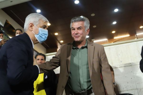 لطیفی خورشیدی خودش را در آیینه دیده که از استیلی حرف میزند ایراد از رؤساست که به آدم بیرزومه دور میدهند