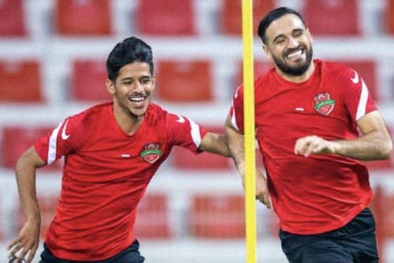 آمادگی نوراللهی و ژست قدرت قائدی در تمرینات شباب الاهلی عکس