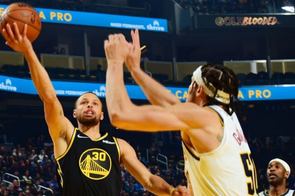 بسکتبال NBA کری و غول یونانی حریفان را با خانه فرستاندند