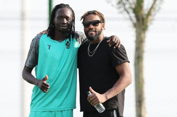 تیتو اوکلو بلندتر از بسکتبالیست پیکان عکس