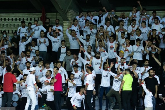 حاشیه فینال بسکتبال تماشاگران درب سالن آزادی را شکستند