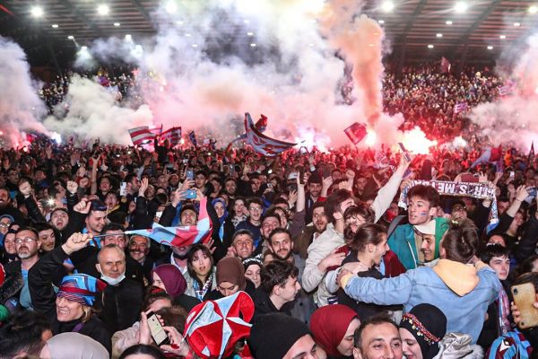 عکس؛ جشن خیابانی دیوانهوار هواداران ترابزون اسپور