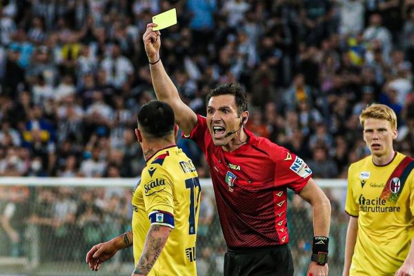  عکس؛ وایرال شدن خشم شدید داور هنگام کارت دادن به گری مدل