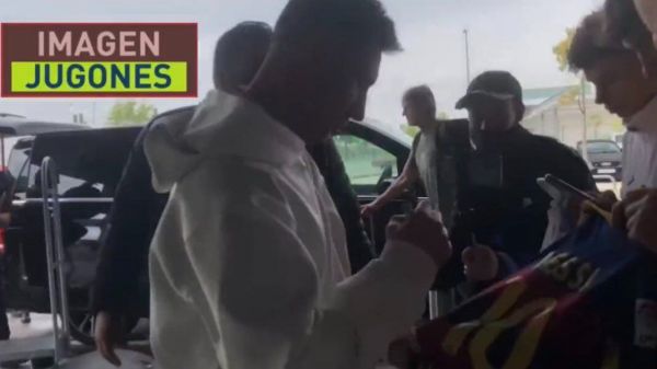  عکس؛ امضا کردن پیراهن بارسلونا توسط مسی در فرودگاه