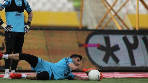 کریخوانی عجیب بازیکن جنجالی استقلال با رنگ قرمز عکس