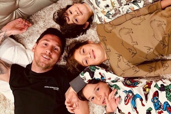  عکس بامزه‌ای که مسی با حالت دراز کشیده در کنار 3 پسر خود منتشر کرد