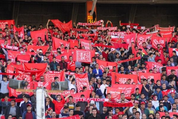 حواشی دیدار تراکتور- هوادار اعتراض تماشاگران تبریزی به میزبانی از پرسپولیس و سپاهان