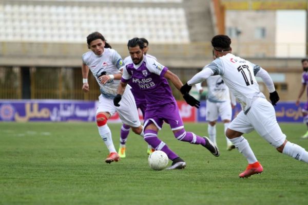 حواشی دیدار تراکتور - هوادار اعتراض بازیکنان هر دو تیم به داور