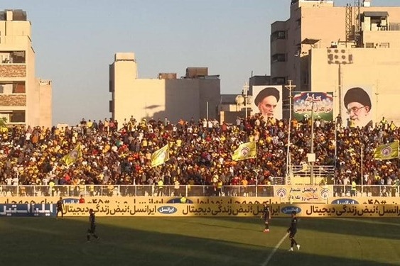 حواشی دیدار فجرسپاسی - نفت مسجدسلیمان اعتراض سرآسیایی به داور چهارم ادامه ورود تماشاگران به ورزشگاه