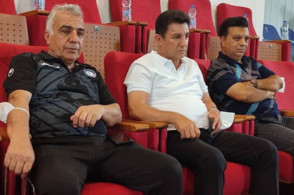 بازیخوانی مجدد امیر قلعهنویی، دور از نیمکت و روی صندلیهای قرمز رنگ