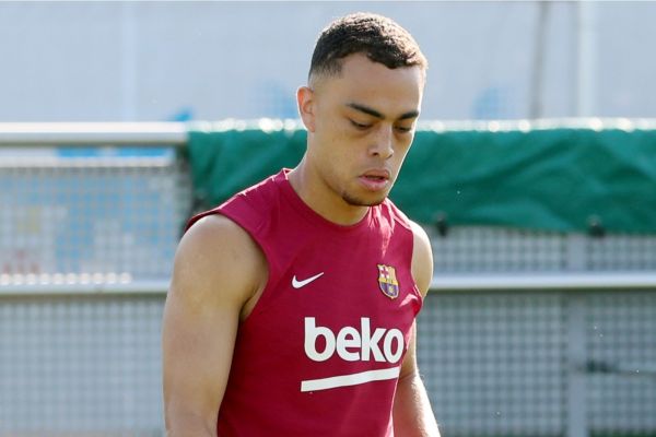 مدافع بارسلونا قصد خروج از نیوکمپ را ندارد