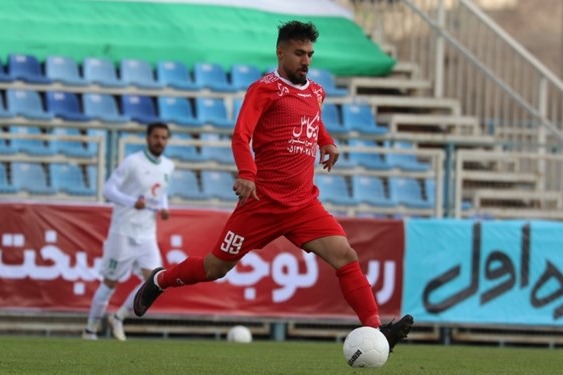  حاشیه دیدار شهرخودرو و پیکان  حضور تماشاگران در ورزشگاه ثامن  اشتباه در نمایش آرم پیکان