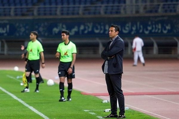  حاشیه دیدار هوادار - فجر سپاسی  درگیری لفظی سرآسیایی با مربی هوادار و اعتراض هواداران فجر به بازیکنان