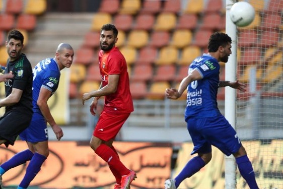  شادی در جایگاه خبرنگاران بعد از گل استقلال عکس