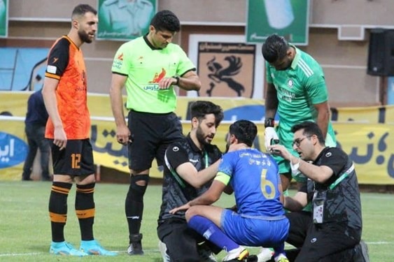 حاشیه بازی مس و گل گهر داور مصدوم شد درگیری بین بازیکنان 2 تیم