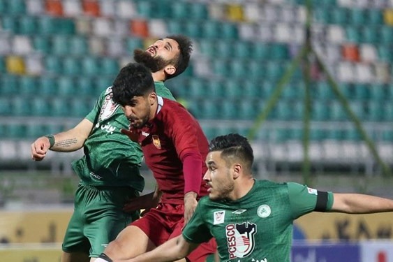  حاشیه بازی ذوب‌آهن و تراکتور ‌ تصمیم جنجالی کمک داور و ایجاد تنش در بازی