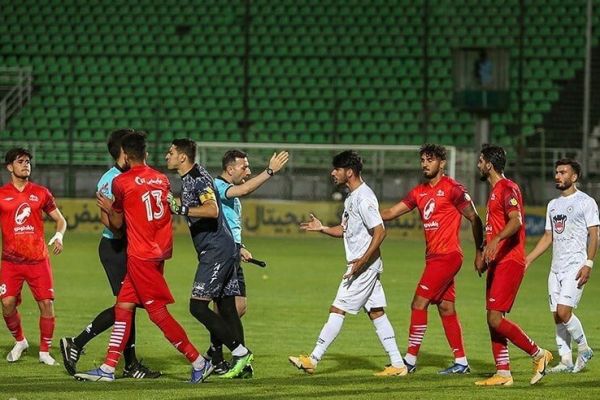 کمک داور فوتبال نگفتم سوءقصد کار ذوبآهنیها بود در شهر غریب آوارهام