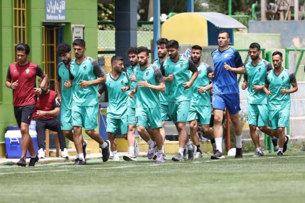 حمایت فوتبالیستهای پیکان از تیم والیبال عکس