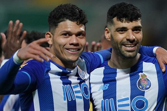 مهاجم پورتو با ادا و اشاره با طارمی صحبت میکنم عکس