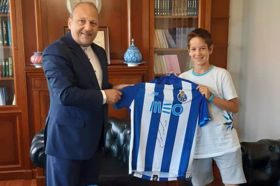 اهدای پیراهن امضا شده «مهدی طارمی» به یک نوجوان پرتغالی عکس