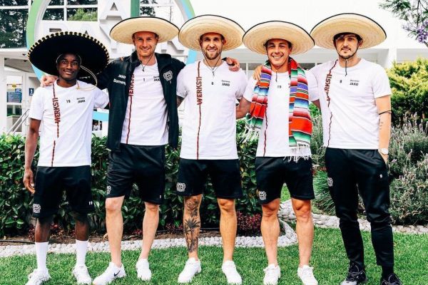  عکسی جالب از سردار آزمون با کلاه مکزیکی