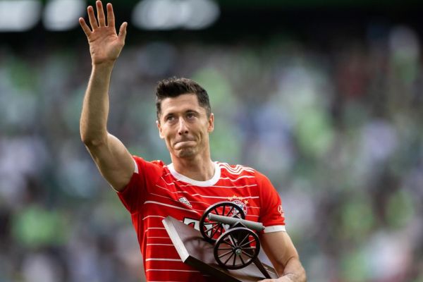  مکالمه تلفنی عجیب لواندوفسکی در رختکن بایرن مونیخ؛ اشاره به بارسلونا