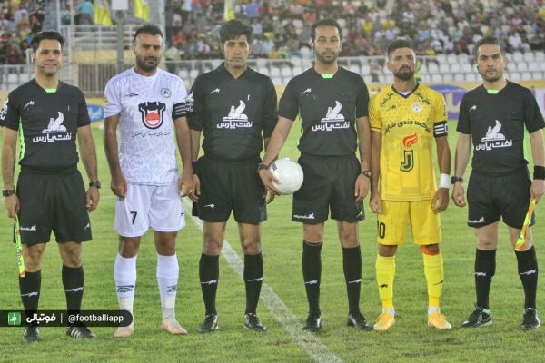 حاشیه بازی فجر سپاسی و ذوب آهن حضور 4 هزار تماشاگر در ورزشگاه حافظیه