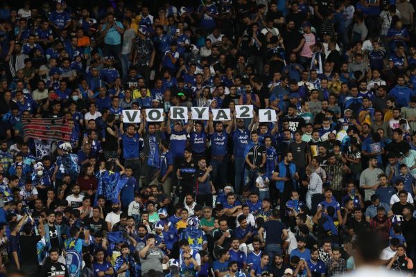  تشویق ویژه وریا با طرح موزائیکی ویژه در ورزشگاه آزادی  عکس