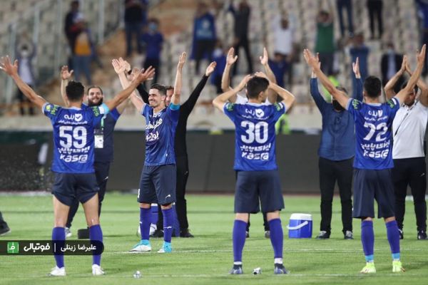  حاشیه بازی استقلال و آلومینیوم  تشویق ایسلندی و شعار علیه وزیر سابق  پرچم باشگاه برزیلی در آزادی  عکس