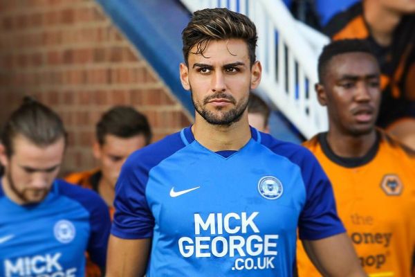 رایان تفضلی در ترکیب اصلی وایکامب مقابل ساندرلند عکس