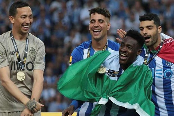 واکنش طارمی به دبل قهرمانی با پورتو عکس