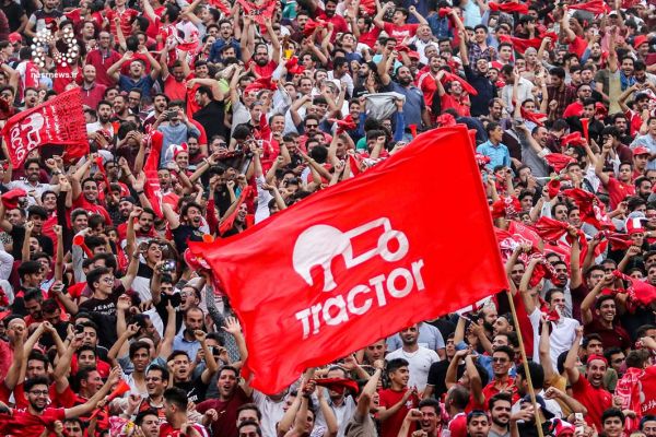 استقبال هواداران تراکتور از شیرازیها عکس