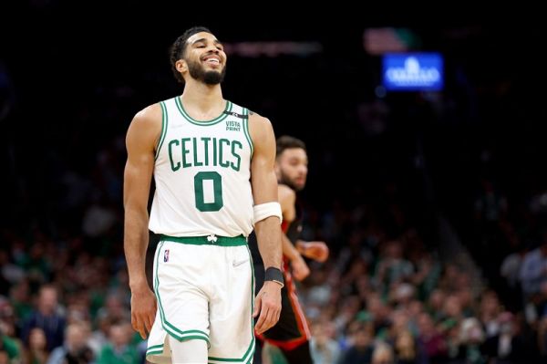  لیگ بسکتبال NBA  با پیروزی بوستون، سری فینال کنفرانس 2 - 2 شد  عکس