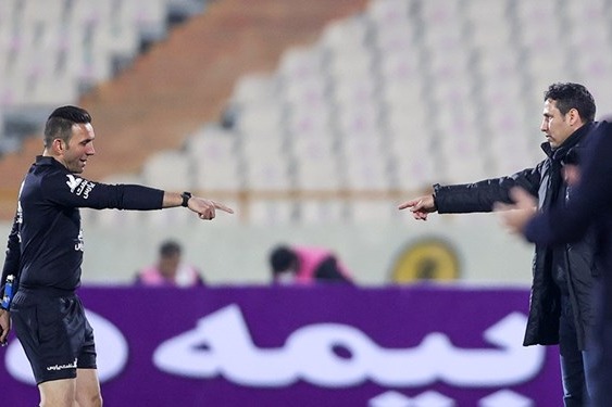 حواشی دیدار ذوب آهن - نساجی دستیار تارتار جریمه شد جر و بحث حقیقی با هم تیمیهایش