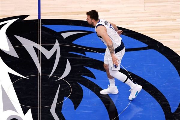 لیگ NBA برتری دالاس در فینال چهارم برابر گلدن استیت