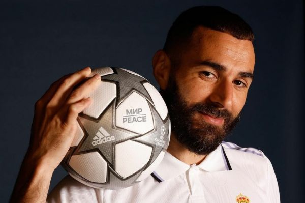  عکسی از کریم بنزما با پیراهن جدید رئال مادرید، توپ فینال و انگشت شکسته‌اش