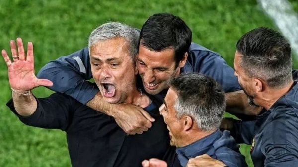  چرا مورینیو پس از سوت پایان فینال لیگ کنفرانس اروپا عدد 5 را نشان داد