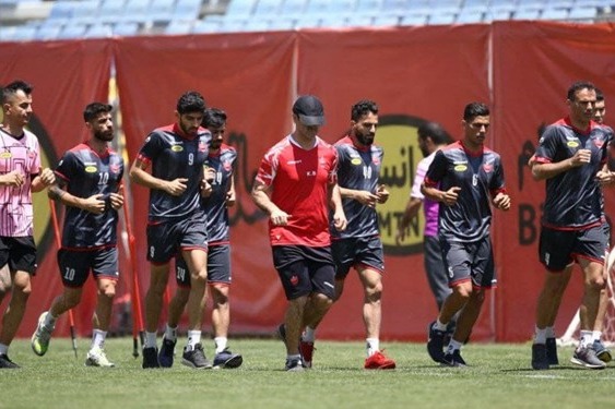  تمرین ۸۰ دقیقه‌ای پرسپولیسی‌ها با کُری‌خوانی