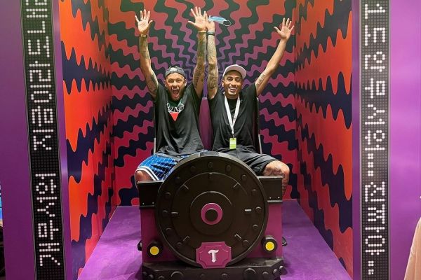 عکس بامزهای که نیمار از شهربازی رفتن در کره جنوبی منتشر کرد