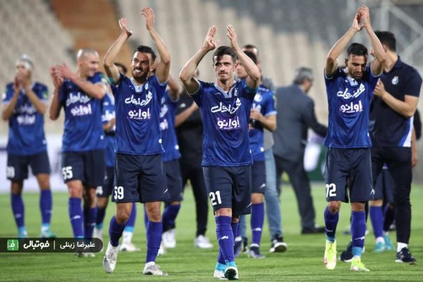 پذیرایی از پرسپولیسیها در ورزشگاه آزادی با سکوی قهرمانی استقلال