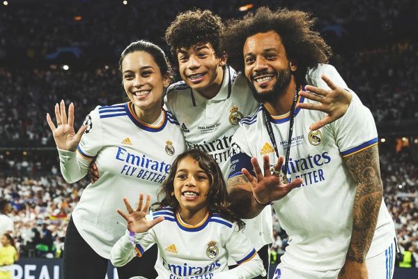 عکس؛ مارسلو در کنار خانوادهاش پس از فتح آخرین جام با رئال مادرید